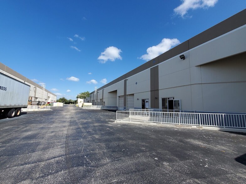 More Photos Of 11822-12094 Miramar Pky, Miramar Warehouse For Lease