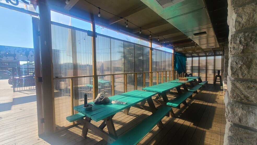 More Photos Of 622 6th St N, Texas City Bar For Lease