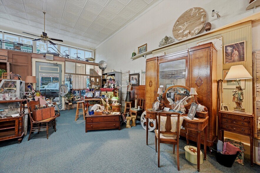 More Photos Of 321 N Main St, Bonham General Retail For Sale