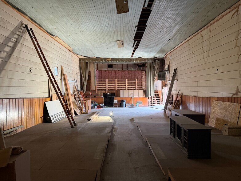 More Photos Of 187 W Oregon Ave, Creswell Flex For Sale