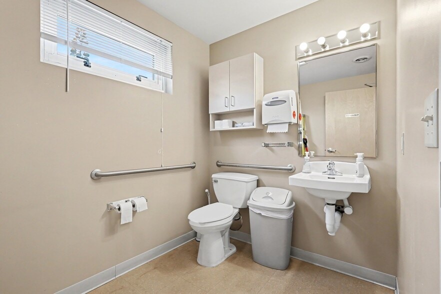 More Photos Of 2801 Leonard Dr, Valparaiso Medical For Sale