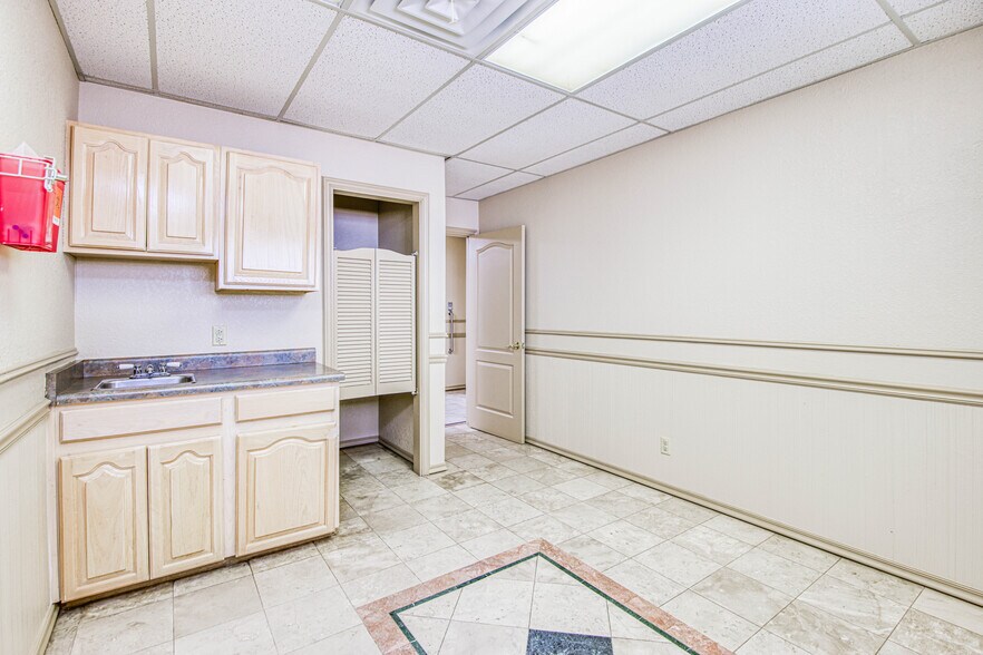 More Photos Of 361 Vinton Rd, Anthony Medical For Lease