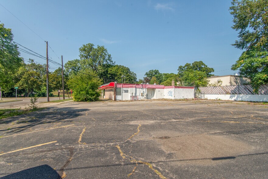 More Photos Of 1319 E Michigan Ave, Jackson Restaurant For Sale