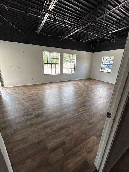 More Photos Of 102 Flagship Dr, Lutz Storefront Retail Office For Lease