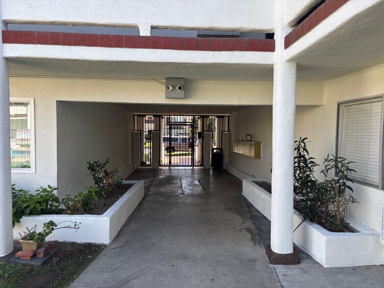 More Photos Of 1521 E Canfield Ln, Anaheim Apartments For Sale