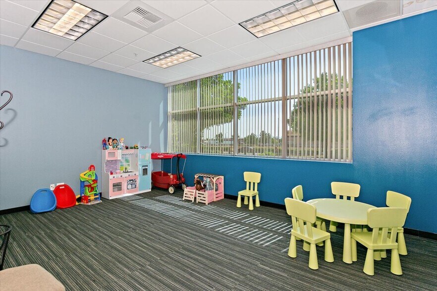 More Photos Of 7970 Cherry Ave, Fontana Showroom For Lease