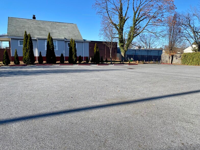 More Photos Of 4101 Edgmont Ave, Brookhaven Freestanding For Sale