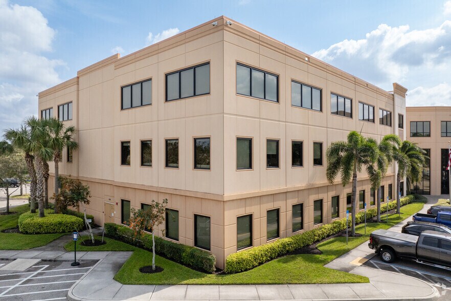 More Photos Of 12651 Gateway Blvd, Fort Myers Office For Lease