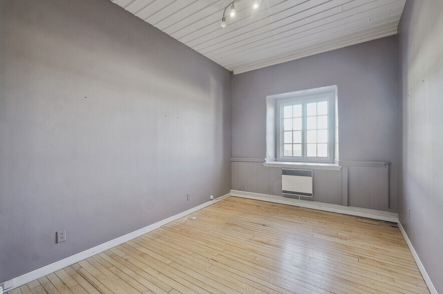 More Photos Of 32 Rue Saint-Charles, Longueuil Office For Lease