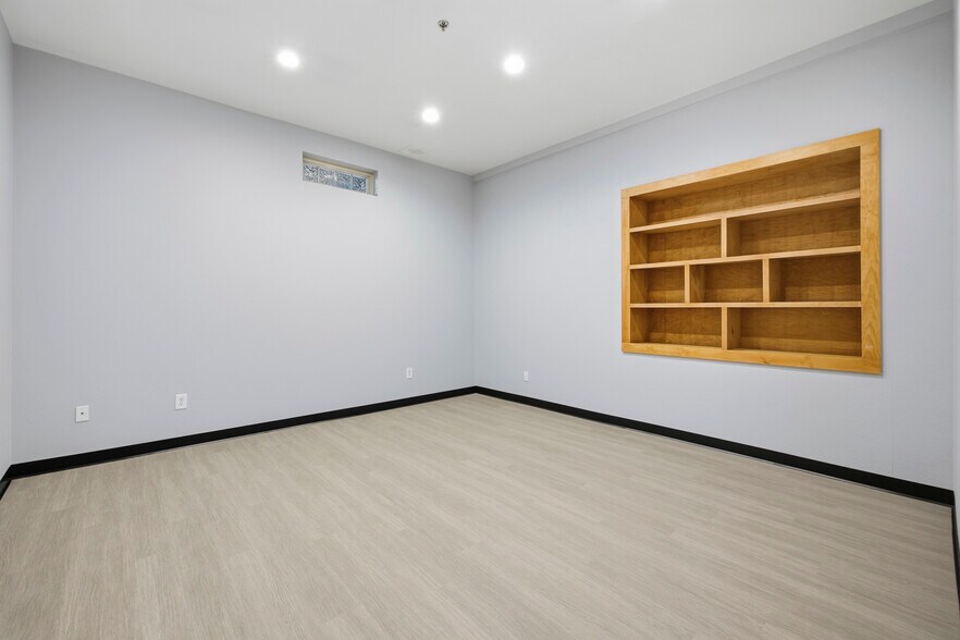 More Photos Of 449-477 Denver Ave, Loveland Light Distribution For Lease