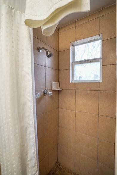 More Photos Of 1408 E Wise St, Bowie Hotel For Sale