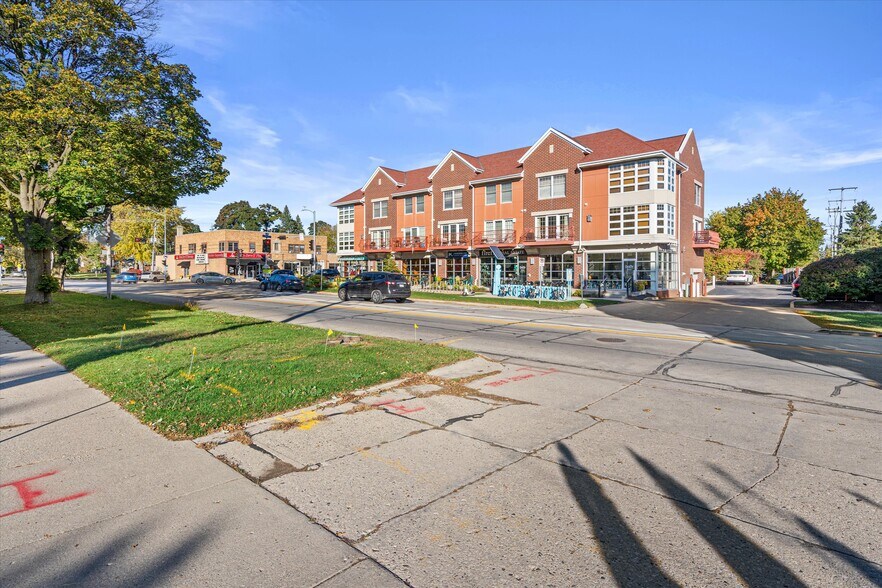 More Photos Of 2281 Swan Blvd, Milwaukee Office For Sale