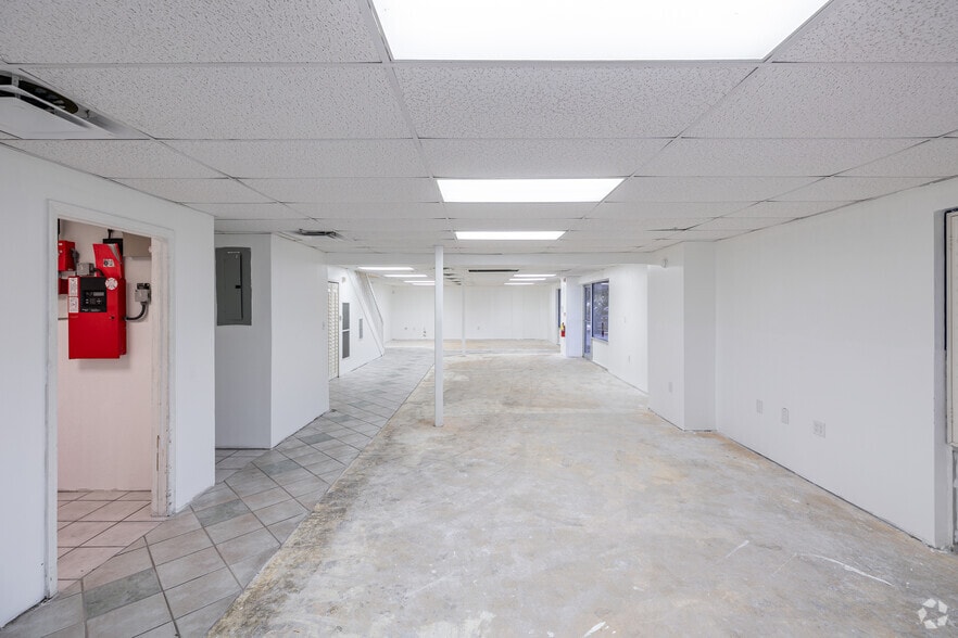 More Photos Of 2221 Corporation Blvd, Naples Light Manufacturing For Sale