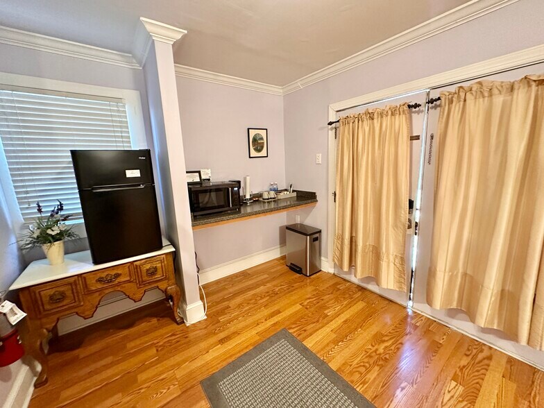 More Photos Of 615 College St, Clinton Hotel For Sale