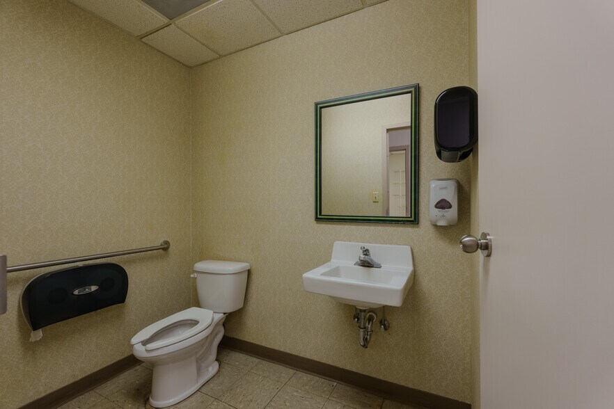 More Photos Of 208 Marengo St, Florence Healthcare For Lease