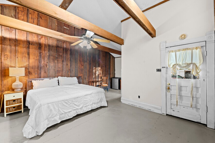 More Photos Of 202 N Newsom St, Mineola General Retail For Sale