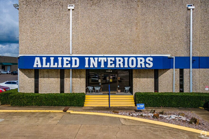 More Photos Of 119 Regal Row, Dallas Warehouse For Lease