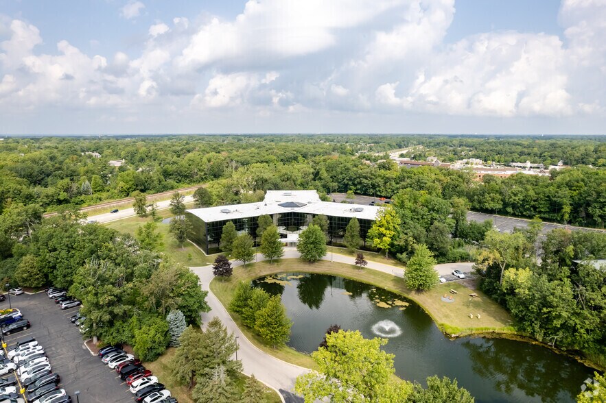 More Photos Of 2333 Waukegan Rd, Bannockburn Office For Lease