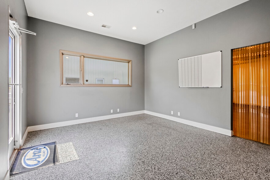 More Photos Of 1110 Applewood Dr, Papillion Warehouse For Sale
