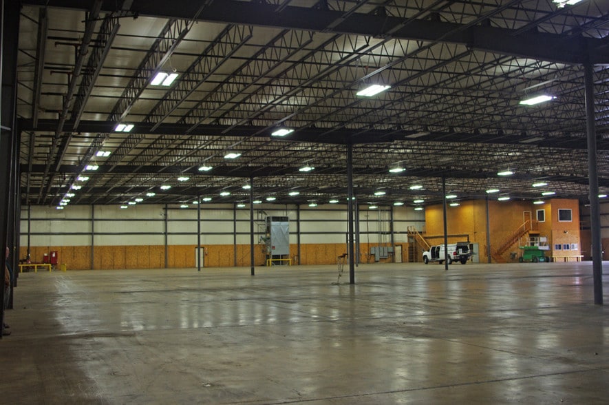 More Photos Of 2602 W Randolph St, Vandalia Distribution For Lease