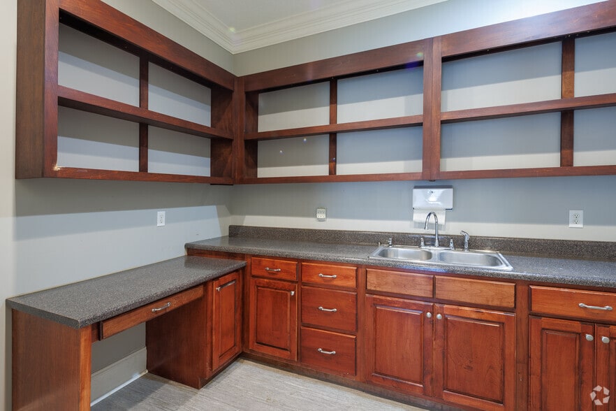 More Photos Of 501 Griffin Ave, Eastman Office For Sale