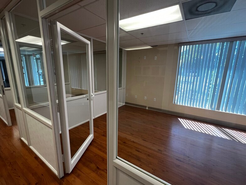 More Photos Of 885 Tallevast Rd, Sarasota Manufacturing For Lease