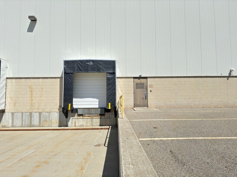 More Photos Of 4055 English Oak Dr, Lansing Light Manufacturing For Lease