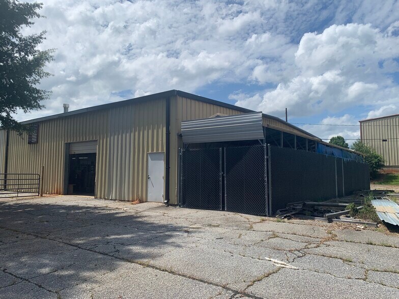 More Photos Of 394 Commerce Blvd, Bogart Warehouse For Lease