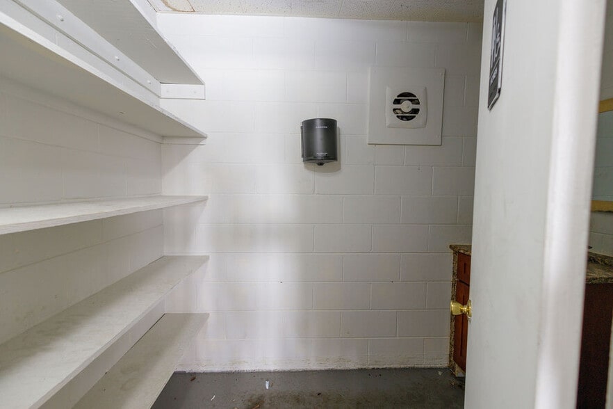 More Photos Of 2520 Hansrob Rd, Orlando Light Manufacturing For Lease