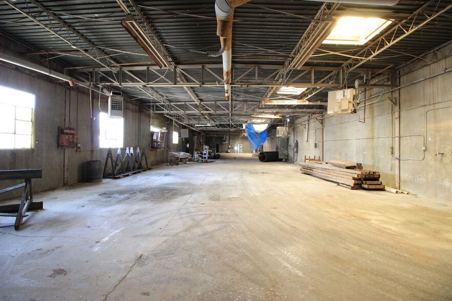 More Photos Of 66 W Colorado Ave, Memphis Warehouse For Lease