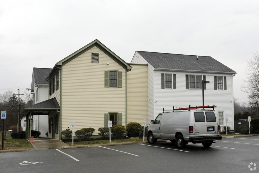 More Photos Of 828 Federal Rd, Brookfield Office For Lease