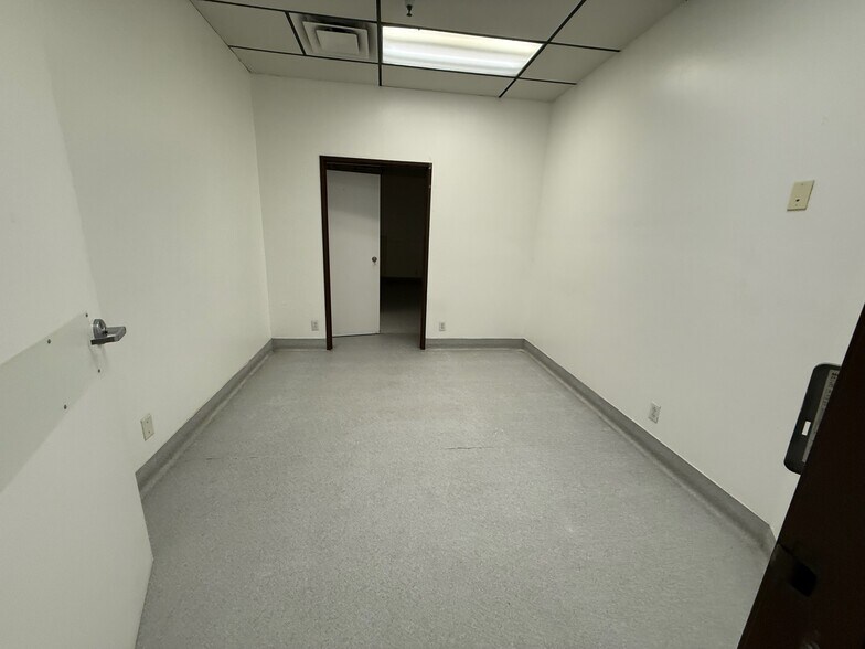 More Photos Of 7901 Vickers St, San Diego Medical For Sale