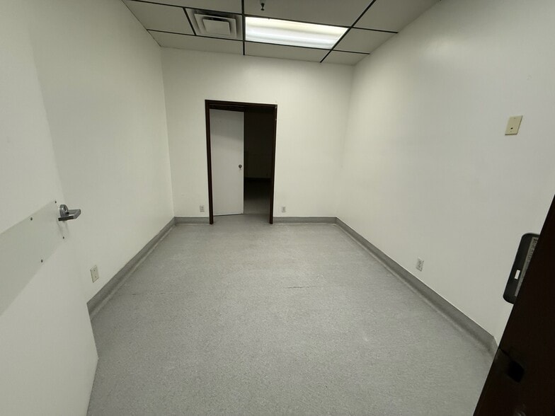 More Photos Of 7901 Vickers St, San Diego Medical For Lease