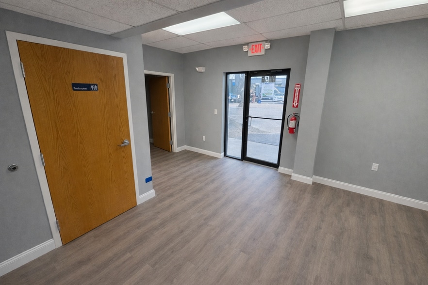 More Photos Of 2254-2256 Massaro Blvd, Tampa Warehouse For Lease
