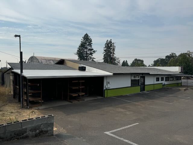 More Photos Of 785 Rogue River Hwy, Grants Pass Freestanding For Sale