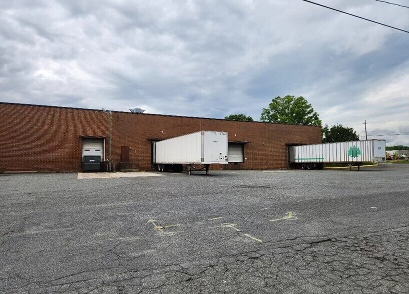 More Photos Of 10901 Carpet St, Charlotte Warehouse For Lease