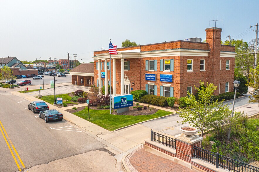 More Photos Of Fifth Third Bank Mixed Use Center, Northbrook Office For Sale