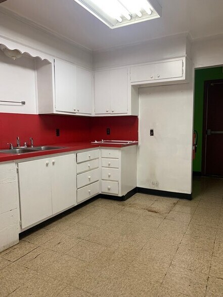 More Photos Of 429 Tattnall St, Savannah Daycare Center For Sale