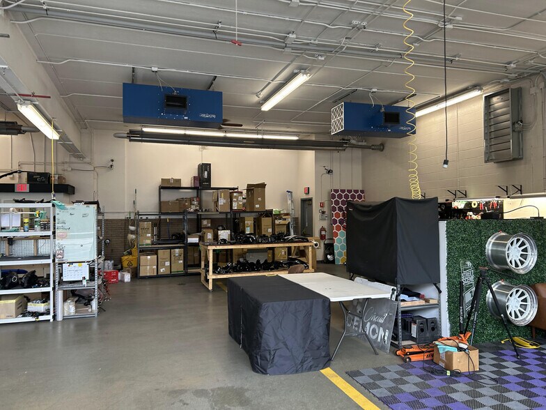 More Photos Of 70 Ridge Rd, Ontario Showroom For Lease