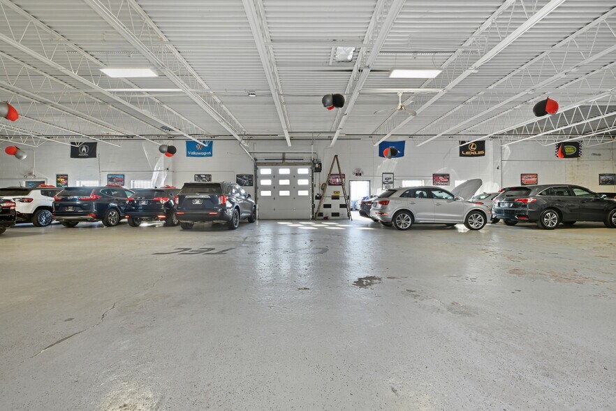 More Photos Of 11 Lucon Dr, Deer Park Showroom For Sale