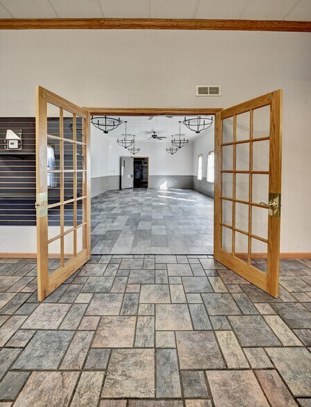 More Photos Of 14278 Lincoln Way E, Dalton Freestanding For Lease