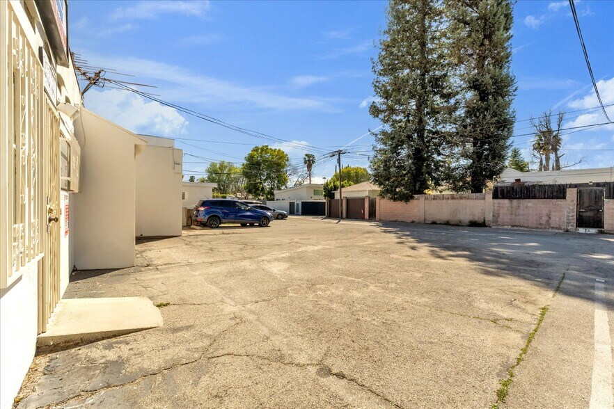 More Photos Of 18032 Ventura Blvd, Encino Medical For Lease