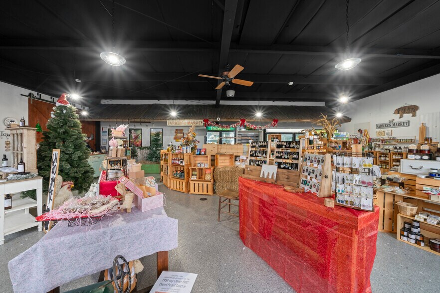 More Photos Of 225 W Market St, Somonauk General Retail For Sale