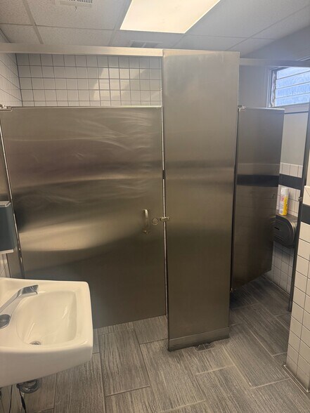 More Photos Of 5313 E Apache St, Tulsa Manufacturing For Lease