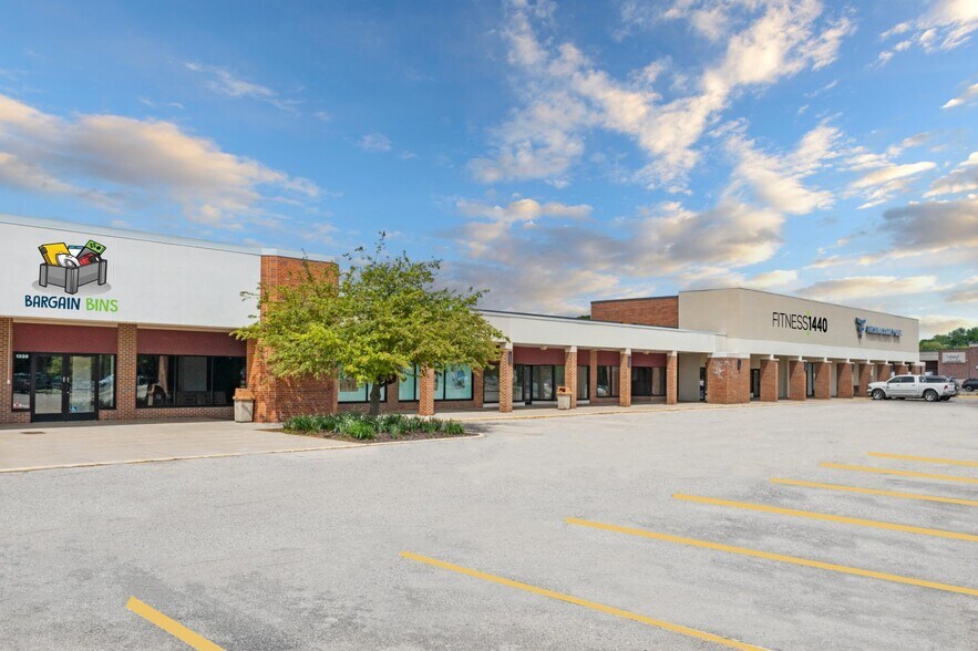 More Photos Of 1319-1413 Creston Park Dr, Janesville Storefront For Sale