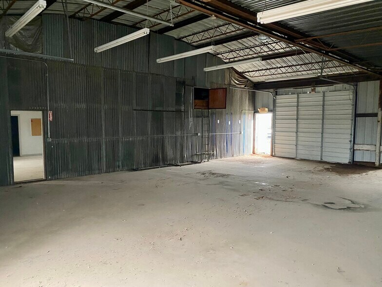 More Photos Of 902 S Main St, Jacksboro Warehouse For Lease