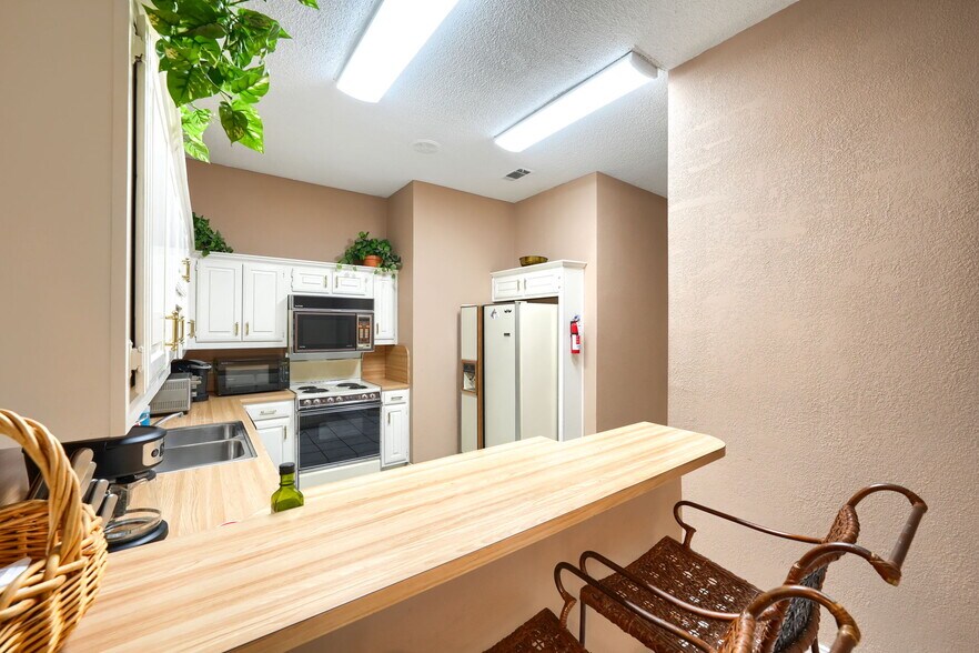 More Photos Of 6812 Avenue K, Plano Flex For Lease