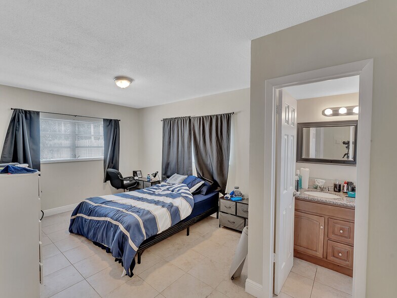 More Photos Of 1916 SW 11th St, Fort Lauderdale Apartments For Sale
