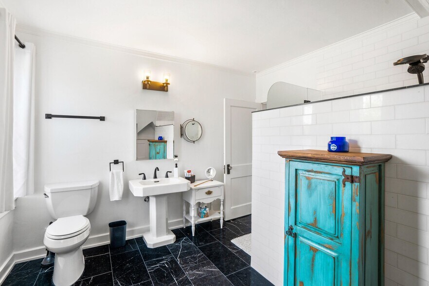 More Photos Of 90 S Main St, Hartford Hospitality For Sale