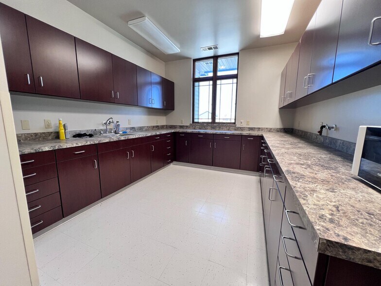 More Photos Of 202 Diamond Springs Trl, Ogallala Medical For Sale